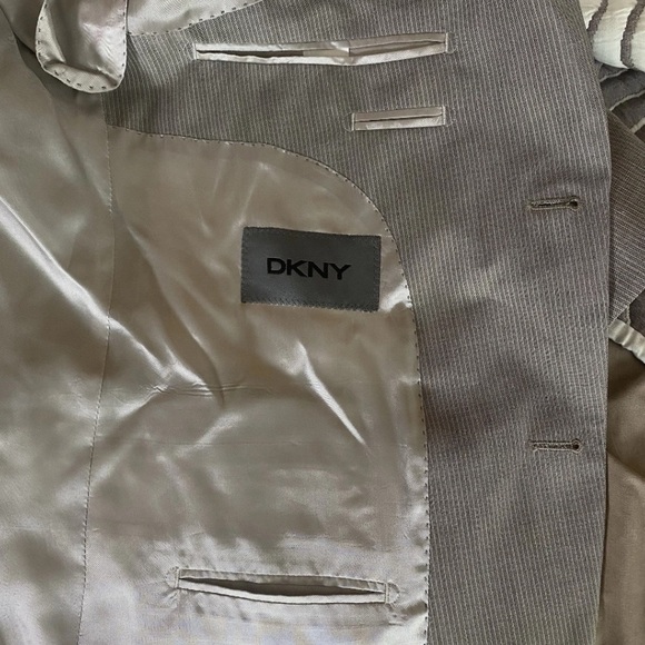 DKNY Men's Grey Pinstripe 100% Wool Lightweight Suit Jacket Sports Coat 42R - Picture 10 of 10